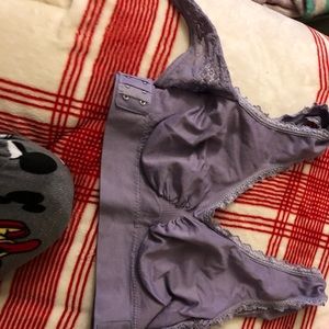 Beautiful sports bra. Lovely violet color.